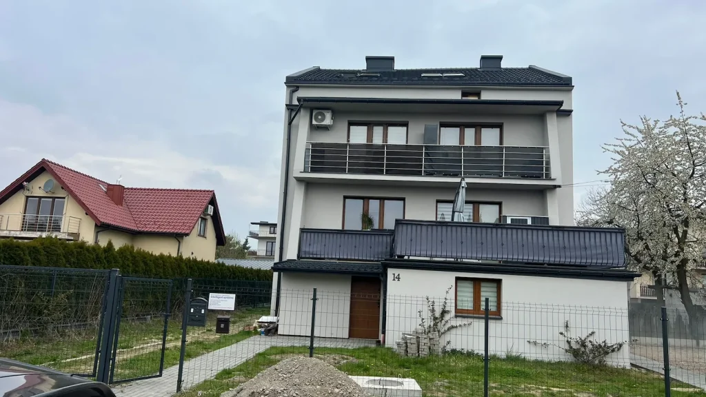Nowa Przestrzeń – budynek po remoncie przy ulicy Kiepury w Krakowie, widok od frontu i wejścia