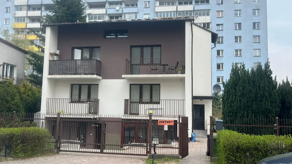 Nowa Przestrzeń – elewacja budynku po remoncie przy ulicy Kozietulskiego w Krakowie