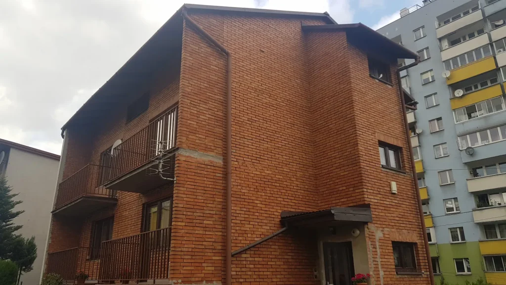 Nowa Przestrzeń – budynek przy ulicy Kozietulskiego w Krakowie przed remontem elewacji