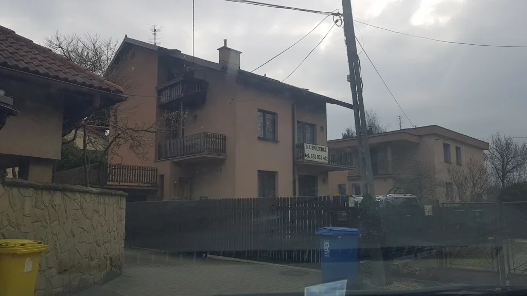 Nowa Przestrzeń – budynek przy ulicy Na Błonie w Krakowie przed remontem, widok od frontu