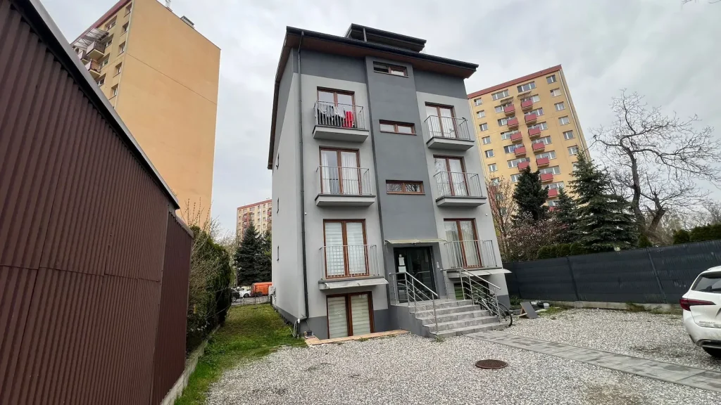 Nowa Przestrzeń – budynek przy ulicy Pleszowskiej w Krakowie, widok zewnętrzny od frontu
