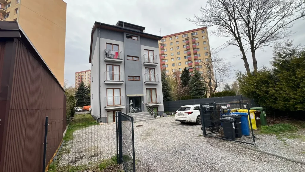 Nowa Przestrzeń – budynek przy ulicy Pleszowskiej w Krakowie, widok zewnętrzny z parkingiem