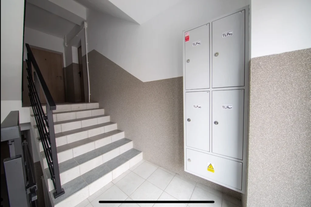 Nowa Przestrzeń – klatka schodowa ze schodami i zabudową instalacyjną przy ulicy Pleszowskiej w Krakowie
