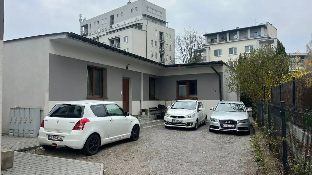 Nowa Przestrzeń – budynek przy ulicy Podhalańskiej w Krakowie z miejscami parkingowymi