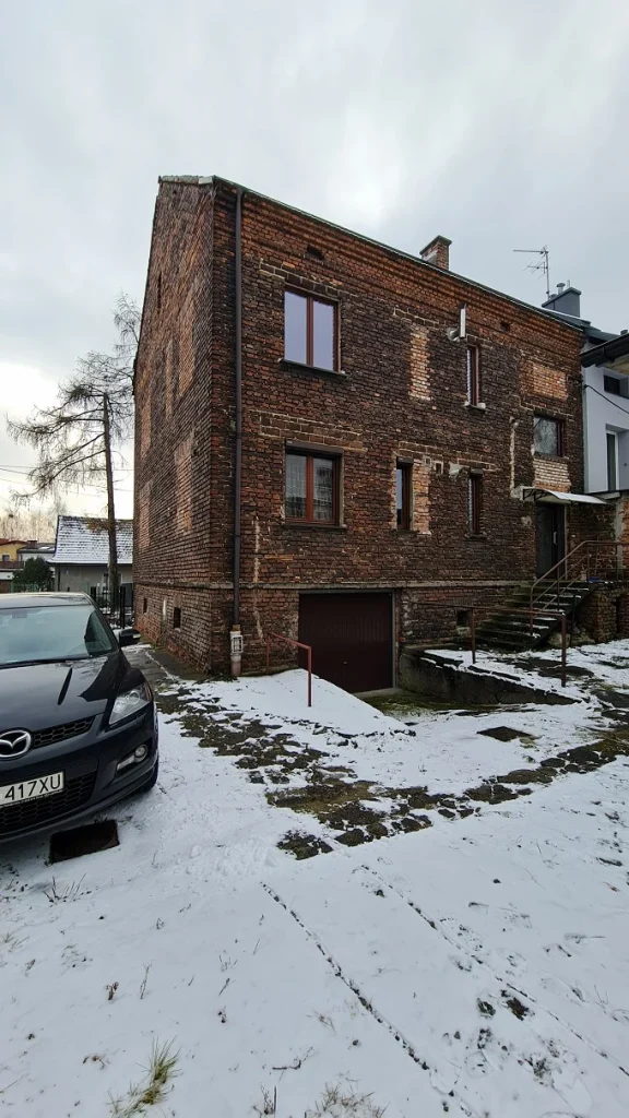 Nowa Przestrzeń – budynek przy ulicy Podhalańskiej w Krakowie przed remontem elewacji ceglanej