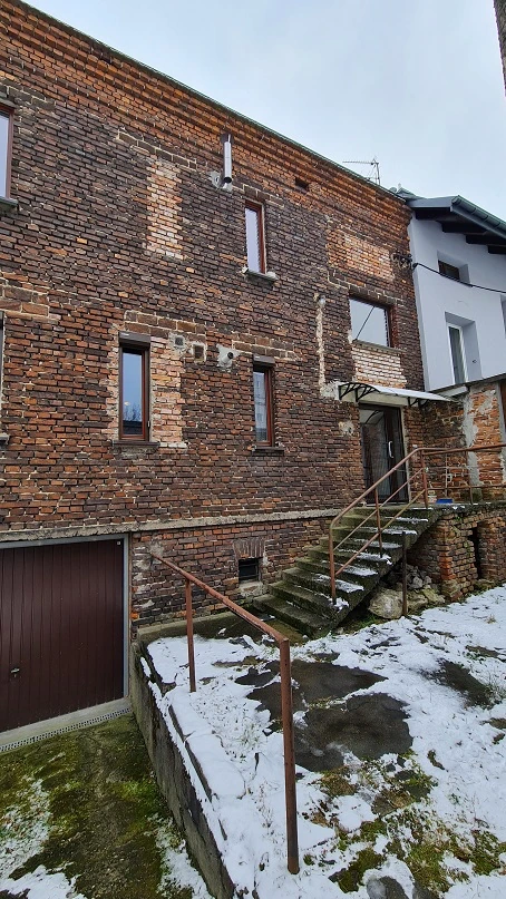 Nowa Przestrzeń – ceglana elewacja budynku przy ulicy Podhalańskiej w Krakowie przed remontem