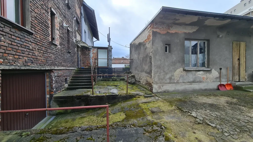 Nowa Przestrzeń – podwórze i zabudowania przy ulicy Podhalańskiej w Krakowie przed remontem