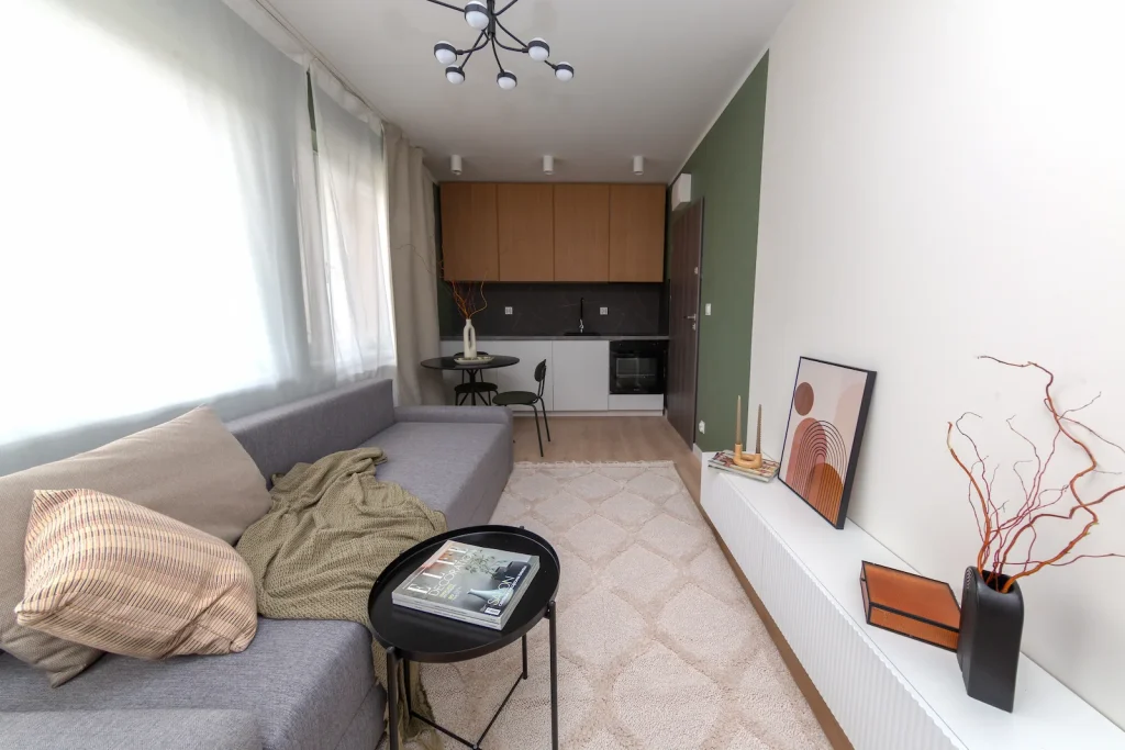 Nowa Przestrzeń – wnętrze mieszkania przy ulicy Poniatowskiego w Krakowie, salon z zabudową kuchenną i strefą relaksu