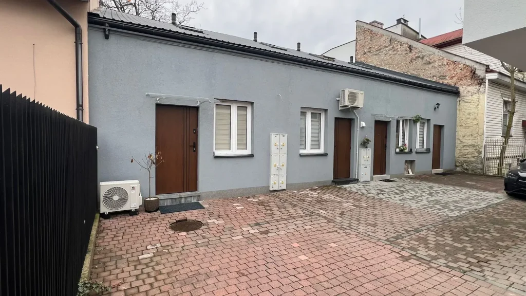 Nowa Przestrzeń – zabudowa po remoncie przy ulicy Trębacza w Krakowie, widok na dziedziniec