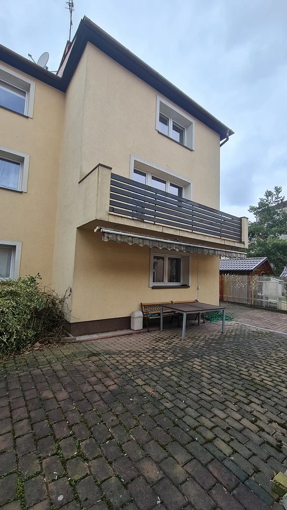 Nowa Przestrzeń – budynek przy ulicy Trębacza w Krakowie przed remontem, widok od podwórza