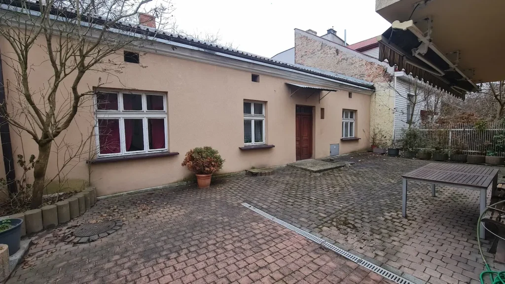 Nowa Przestrzeń – zabudowa przy ulicy Trębacza w Krakowie przed remontem, widok na dziedziniec