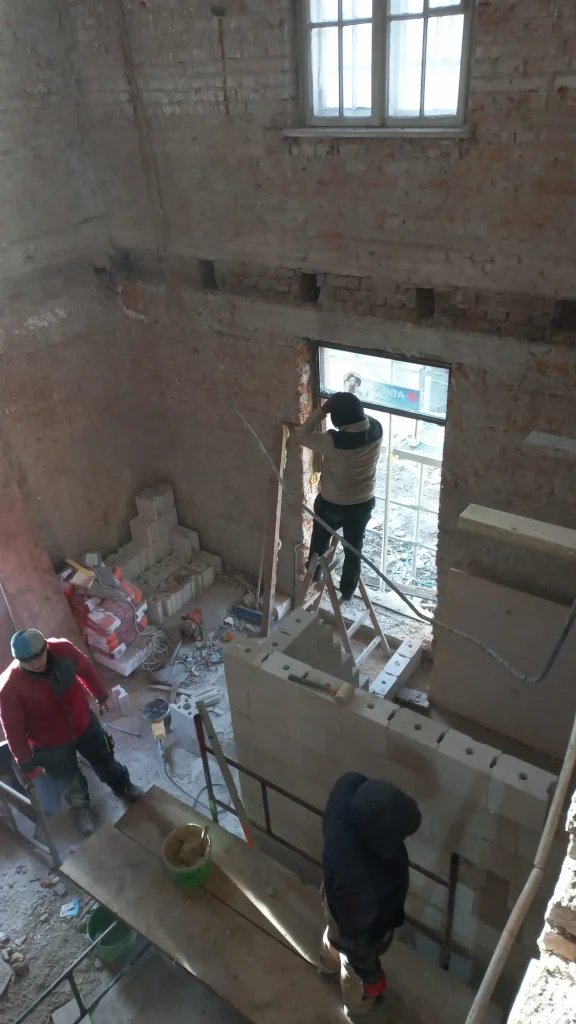Nowa Przestrzeń – wnętrze budynku w trakcie prac murowych i konstrukcyjnych